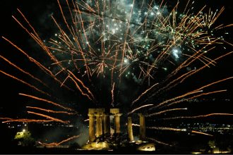 Χριστός Ανέστη: Το χαρμόσυνο μήνυμα της Ανάστασης ήχησε σε κάθε άκρη της χώρας