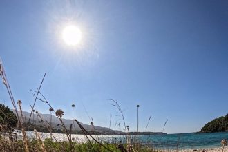 Καιρό αύριο: Άνοδος της θερμοκρασίας και τοπικές βροχές