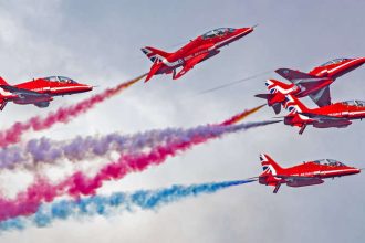 Red Arrows 2024 στην Αθήνα: Εντυπωσιακοί ελιγμοί από το ακροβατικό σμήνος της RAF - ΦΩΤΟ