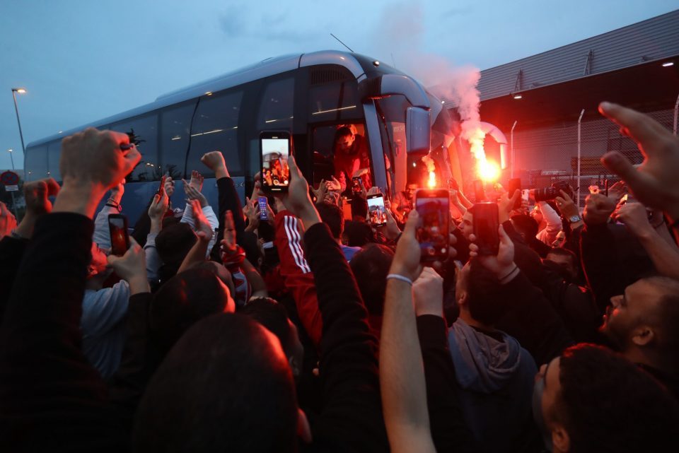 Ολυμπιακός: «Φέρτε μας το ευρωπαϊκό» – Αποθεωτική υποδοχή στο αεροδρόμιο για τους θριαμβευτές της Βαρκελώνης ΦΩΤΟ