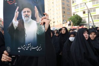 Εμπραχίμ Ραϊσί: Το Ιράν αποχαιρετά τον πρόεδρό του – Σε σιιτικό μαυσωλείο η ταφή του