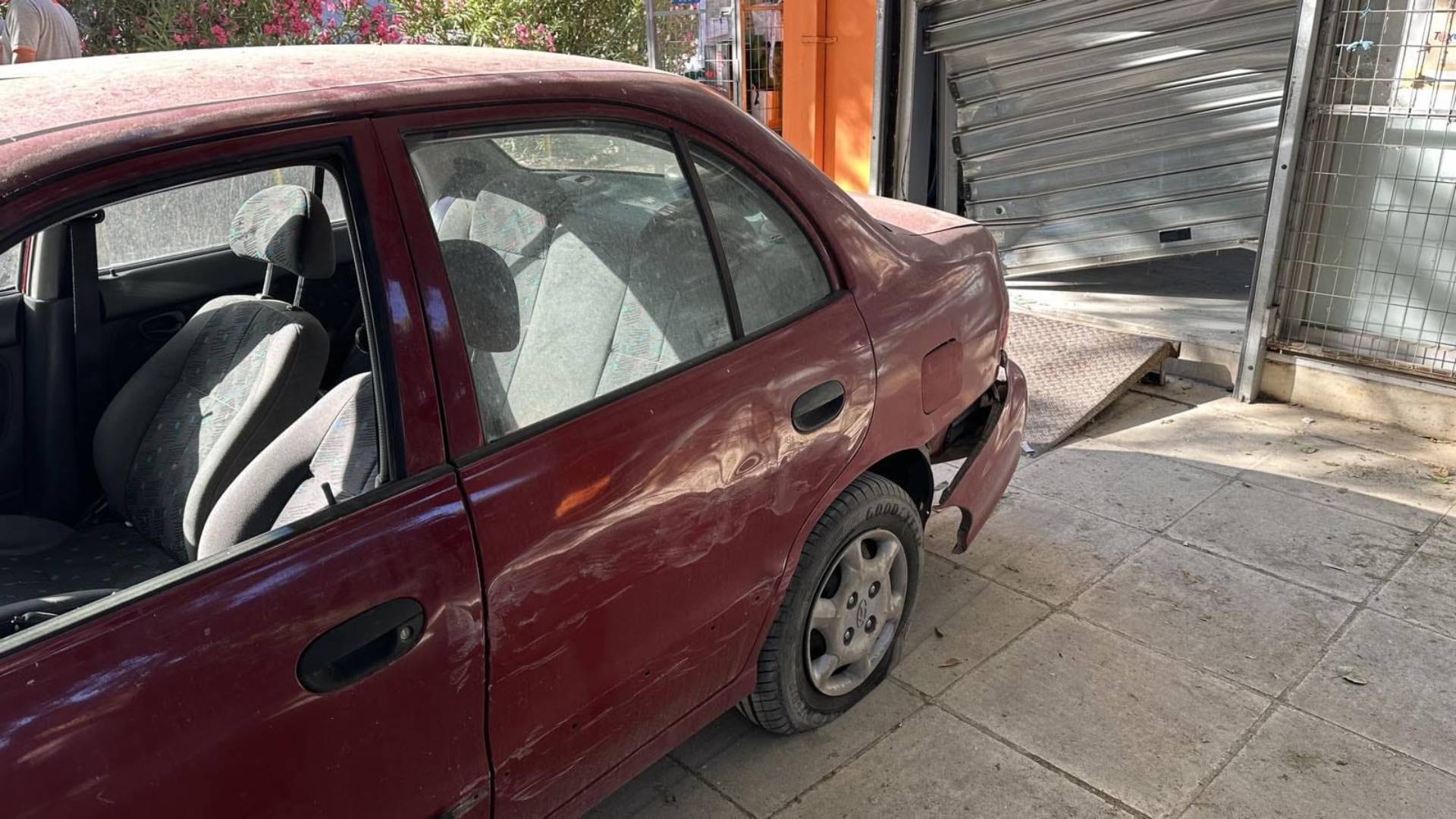 Επεσαν με Ι.Χ. στην είσοδο εταιρείας ταχυμεταφορών και άρπαξαν το χρηματοκιβώτιο