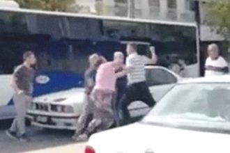 Άγριο ξύλο: Κατέβηκαν από τα αυτοκίνητά τους, πιάστηκαν στα χέρια και παρέσυραν έναν 43χρονο (ΒΙΝΤΕΟ)