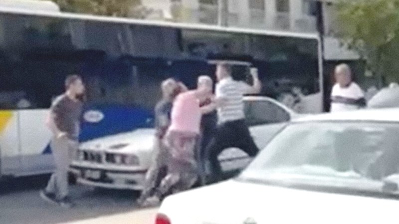 Άγριο ξύλο: Κατέβηκαν από τα αυτοκίνητά τους, πιάστηκαν στα χέρια και παρέσυραν έναν 43χρονο (ΒΙΝΤΕΟ)