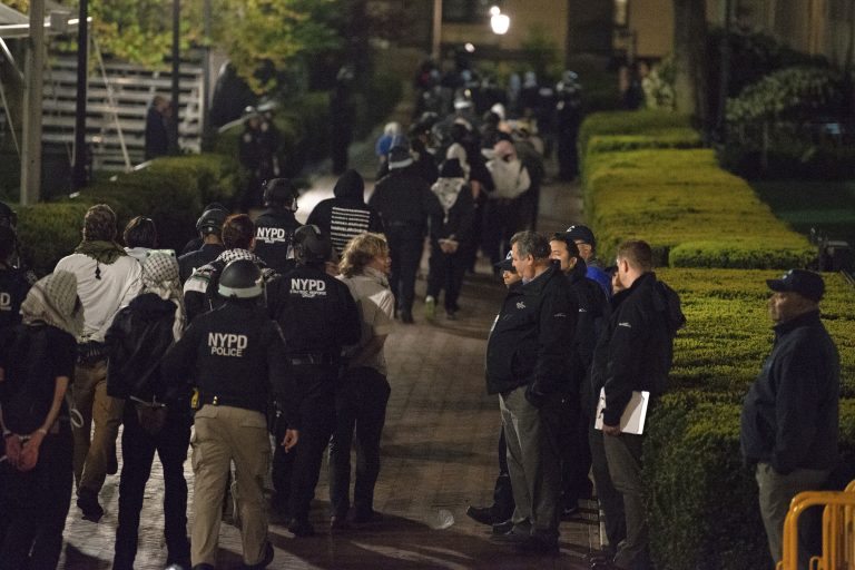 ΗΠΑ: Η στιγμή της εισβολής των αστυνομικών στο Κολούμπια - Mε αίτημα της πρυτανείας η επέμβαση (ΦΩΤΟ)