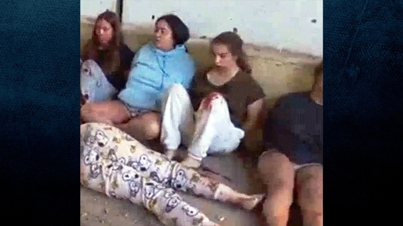 Φρίκη: Βίντεο-σοκ από την ομηρεία γυναικών από τη Χαμάς - «Αυτές είναι που μπορούν να μείνουν έγκυες»