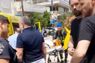 Τρεις συλλήψεις για τον τραυματισμό μαθητή από καγκελόπορτα σχολείου στην Κηφισιά - Η στιγμή που τον μεταφέρουν στο νοσοκομείο (ΒΙΝΤΕΟ)