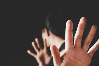 Ιδιοκτήτης διαμερίσματος ξυλοκόπησε άγρια καθαρίστρια αφού πρώτα προσπάθησε να την βιάσει