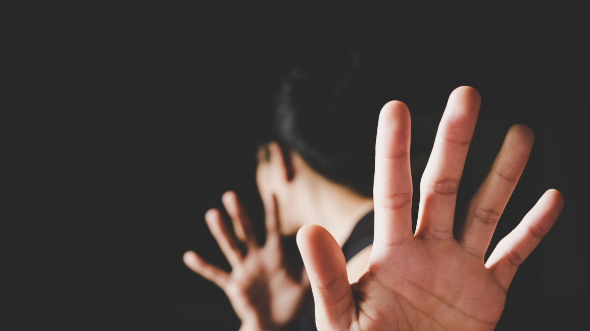 Ιδιοκτήτης διαμερίσματος ξυλοκόπησε άγρια καθαρίστρια αφού πρώτα προσπάθησε να την βιάσει