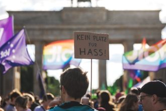 Τρεις επιθέσεις σε πολιτικούς μέσα σε μία εβδομάδα στη Γερμανία - Συνεχή τα κρούσματα εκφοβισμού