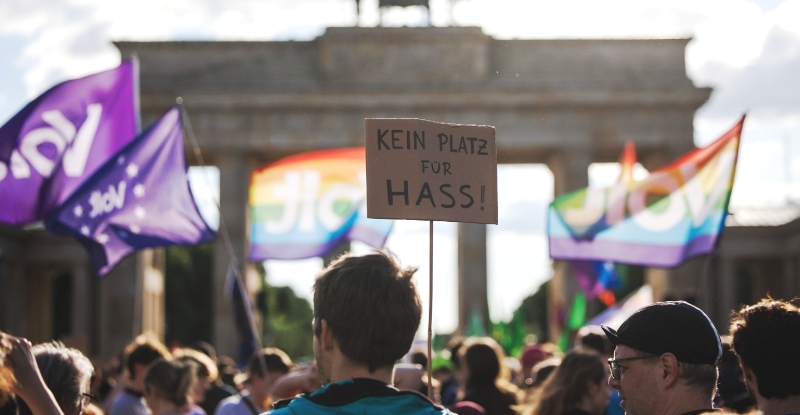 Τρεις επιθέσεις σε πολιτικούς μέσα σε μία εβδομάδα στη Γερμανία - Συνεχή τα κρούσματα εκφοβισμού