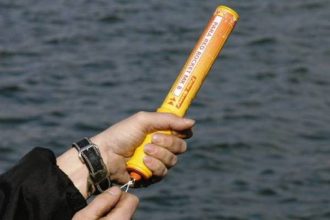 Έριξε ναυτική φωτοβολίδα και τραυμάτισε πατέρα και κόρη