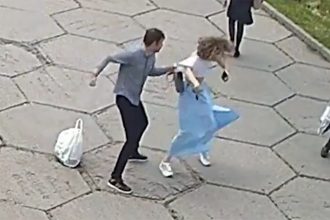 Ουκρανία: Συνελήφθη άνδρας που χτυπούσε άγνωστές του γυναίκες στους δρόμους του Ντνίπρο - Σοκαριστικό βίντεο