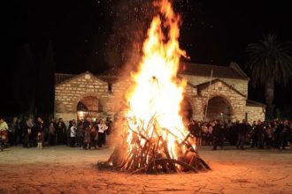 Πώς γιορτάζεται η Κυριακή του Πάσχα σε ολόκληρη την Ελλάδα - Από το κάψιμο του Ιούδα μέχρι τα «φωτίκια»!