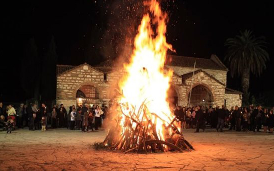 Πώς γιορτάζεται η Κυριακή του Πάσχα σε ολόκληρη την Ελλάδα - Από το κάψιμο του Ιούδα μέχρι τα «φωτίκια»!