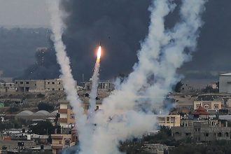 Η Παλαιστίνη καταγγέλλει «φρικιαστική σφαγή» του Ισραήλ σε καταυλισμό εκτοπισμένων στη Ράφα