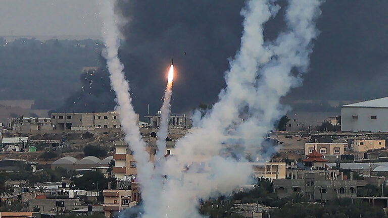 Η Παλαιστίνη καταγγέλλει «φρικιαστική σφαγή» του Ισραήλ σε καταυλισμό εκτοπισμένων στη Ράφα