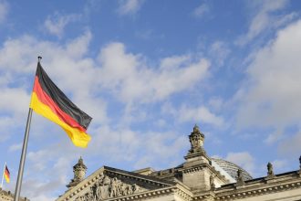 Γερμανία: Επίθεση σε πολιτικό μπροστά στην κάμερα της DW - Την έφτυσαν στο πρόσωπο