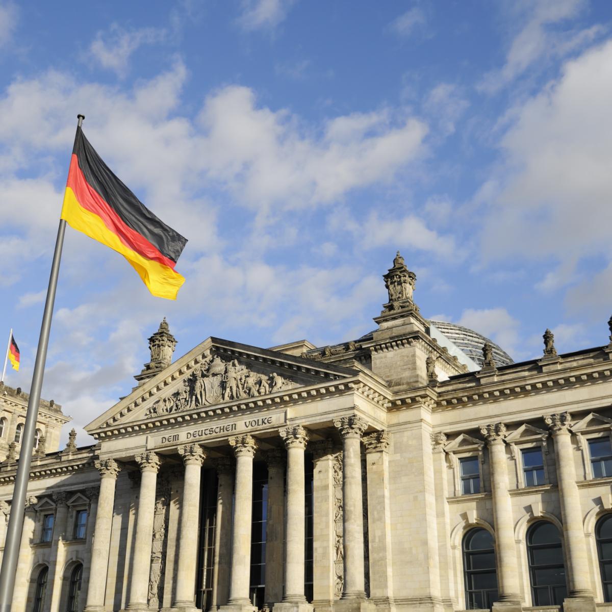 Γερμανία: Επίθεση σε πολιτικό μπροστά στην κάμερα της DW - Την έφτυσαν στο πρόσωπο