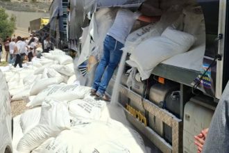 Δυτική Όχθη: Επίθεση Ισραηλινών πολιτών σε αποστολή ανθρωπιστικής βοήθειας στη Γάζα – Κατέστρεψαν τα τρόφιμα