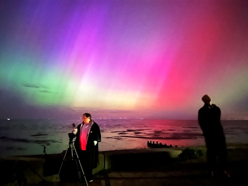 Γεωμαγνητική καταιγίδα "χτυπάει" τη Γη: Απίθανες εικόνες από το Βόρειο Σέλας σε ΗΠΑ και Ευρώπη