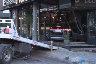 Τρελή πορεία ΙΧ στη Λ. Συγγρού – «Μπήκε» σε καφετέρια και τη διέλυσε