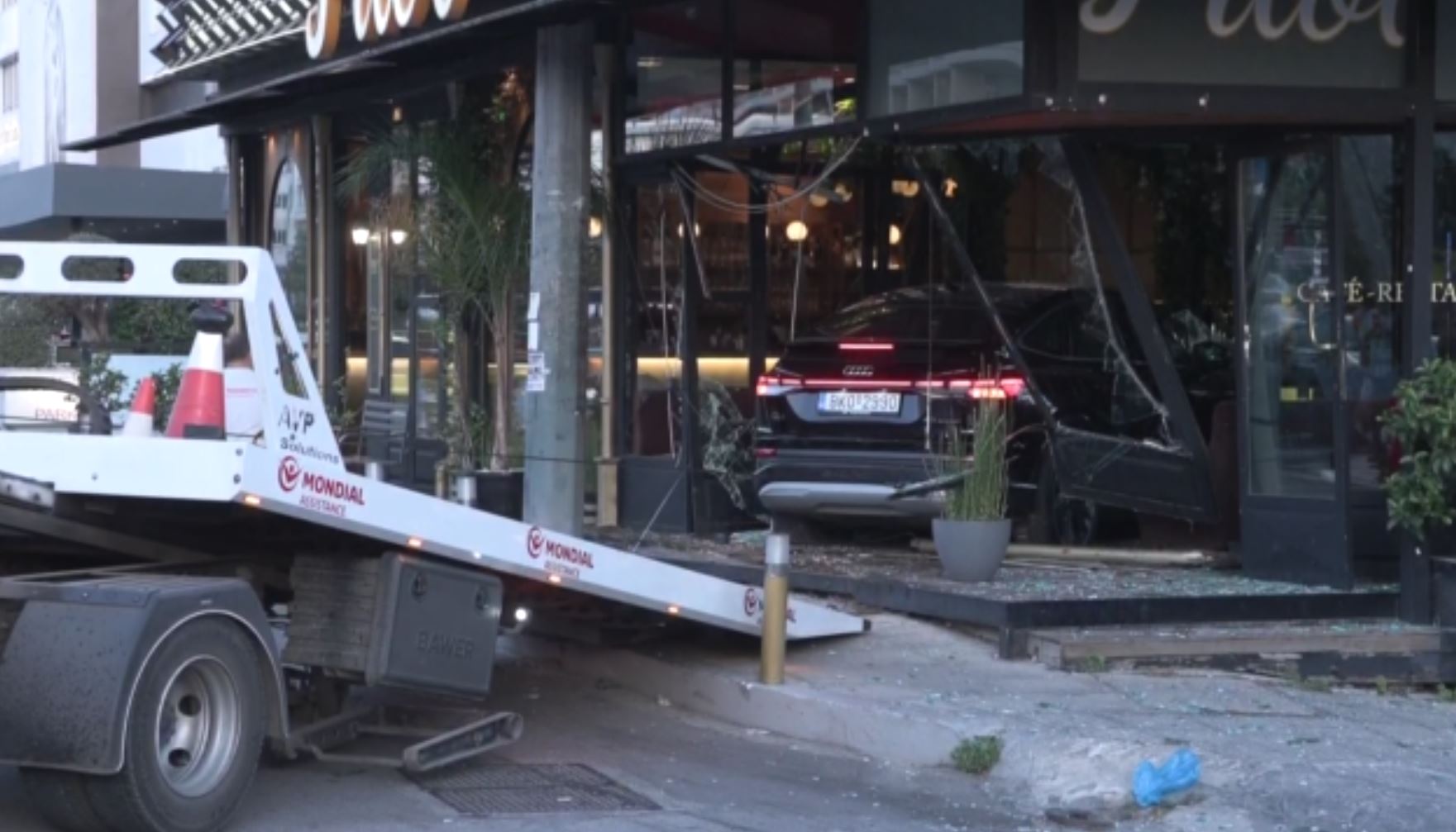 Τρελή πορεία ΙΧ στη Λ. Συγγρού – «Μπήκε» σε καφετέρια και τη διέλυσε