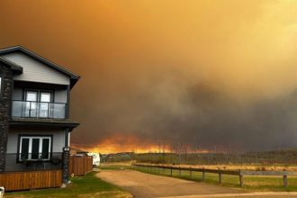 Καναδάς: Πυρκαγιά απειλεί πετρελαιοπαραγωγική πόλη, νέες εσπευσμένες απομακρύνσεις κατοίκων