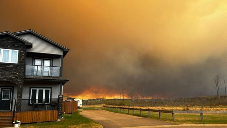 Καναδάς: Πυρκαγιά απειλεί πετρελαιοπαραγωγική πόλη, νέες εσπευσμένες απομακρύνσεις κατοίκων
