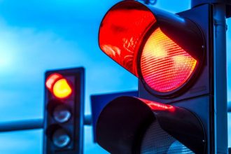 Πρόστιμο 21.140 ευρώ σε οδηγό μηχανής που πέρασε 12 κόκκινα φανάρια