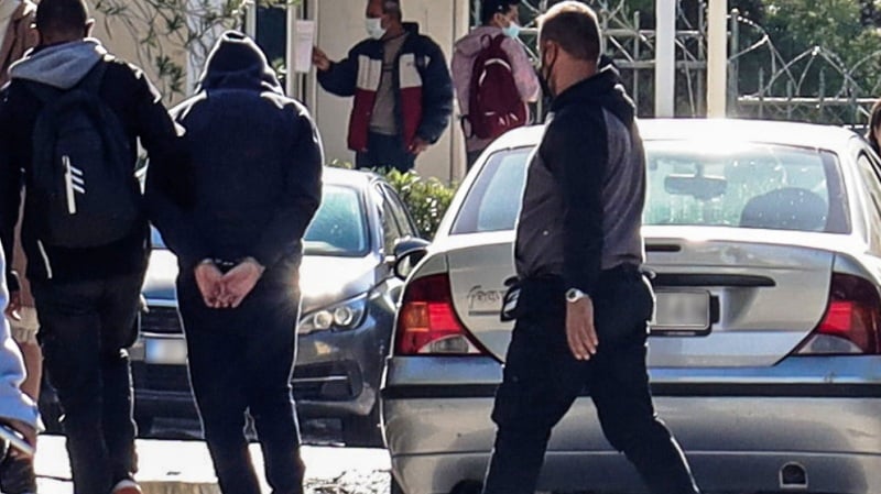 Εισαγγελική πρόταση για παραπομπή σε δίκη 18 νέων κατηγορουμένων για τη σεξουαλική κακοποίηση της 12χρονης από τον Κολωνό