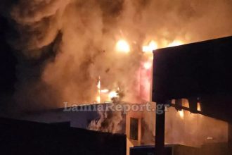 Καίγεται ολοσχερώς εταιρεία που είχε εμπλακεί στην υπόθεση τροφικής δηλητηρίασης με τα σχολικά γεύματα στη Λαμία - ΒΙΝΤΕΟ