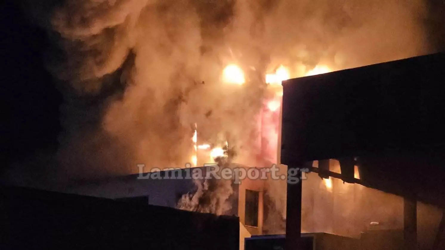 Καίγεται ολοσχερώς εταιρεία που είχε εμπλακεί στην υπόθεση τροφικής δηλητηρίασης με τα σχολικά γεύματα στη Λαμία - ΒΙΝΤΕΟ