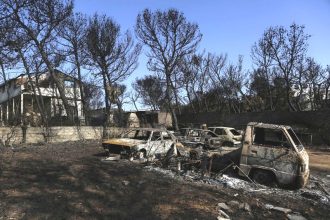 Μάτι: Ένοχος ο πρώην αρχηγός της Πυροσβεστικής για τις απειλές στον πραγματογνώμονα Λιότσιο - Ξέσπασαν σε χειροκροτήματα συγγενείς των θυμάτων