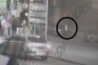 Μενίδι: Βίντεο ντοκουμέντο από τα τελευταία λεπτά πριν την γυναικοκτονία – Την πλησίασε ατάραχος και την μαχαίρωσε