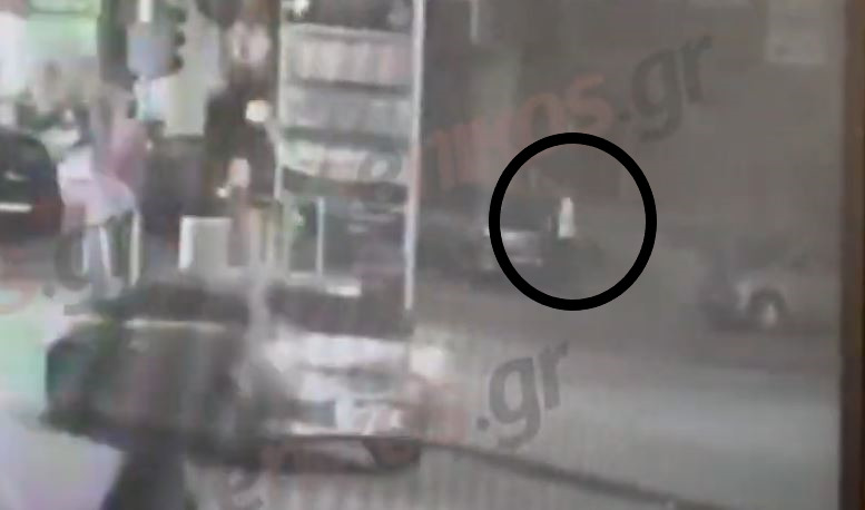Μενίδι: Βίντεο ντοκουμέντο από τα τελευταία λεπτά πριν την γυναικοκτονία – Την πλησίασε ατάραχος και την μαχαίρωσε
