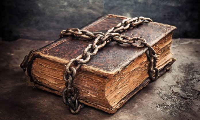 Μην μυρίζετε αυτά τα βιβλία – Ποτισμένα με το «δηλητήριο των βασιλιάδων»