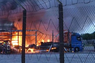 Κάηκαν ολοσχερώς τρία φορτηγά