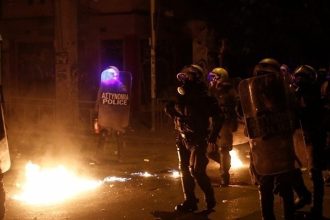 Επίθεση με μολότοφ τα ξημερώματα σε διμοιρία των ΜΑΤ στα Εξάρχεια