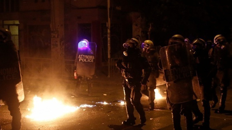 Επίθεση με μολότοφ τα ξημερώματα σε διμοιρία των ΜΑΤ στα Εξάρχεια