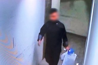 Ανατριχιάζει βίντεο ντοκουμέντο από τη στιγμή που ο πατέρας πετά το βρέφος στα σκουπίδια στη Βραυρώνα