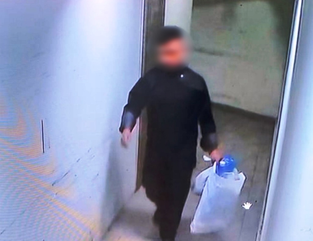 Ανατριχιάζει βίντεο ντοκουμέντο από τη στιγμή που ο πατέρας πετά το βρέφος στα σκουπίδια στη Βραυρώνα