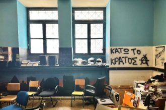 Σε 28 συλλήψεις προχώρησε η ΕΛ.ΑΣ. στην επιχείρηση εκκένωσης κατάληψης στη Νομική - Μόλις οι 15 δήλωσαν φοιτητές...