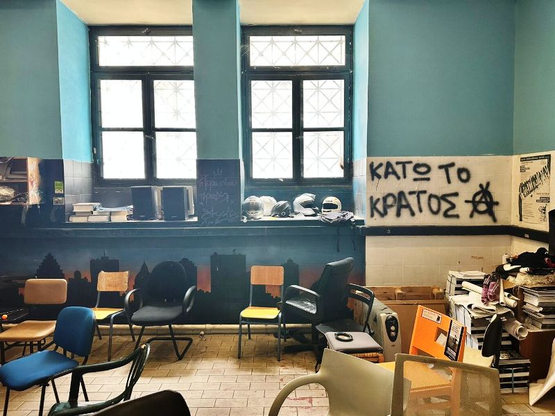 Σε 28 συλλήψεις προχώρησε η ΕΛ.ΑΣ. στην επιχείρηση εκκένωσης κατάληψης στη Νομική - Μόλις οι 15 δήλωσαν φοιτητές...