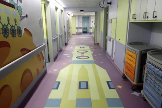 Σε σοβαρή κατάσταση 2χρονο κοριτσάκι - Τυλίχθηκε στις φλόγες όταν ο πατέρας του έβαζε βενζίνη