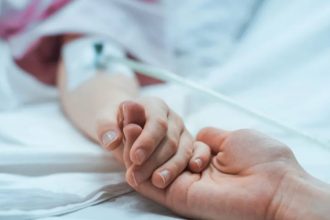 Μάχη για τη ζωή του δίνει ο 5χρονος που παρασύρθηκε στην Πειραιώς