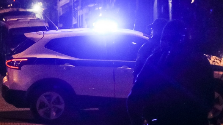 Πυροβολισμοί στον Βύρωνα: Οδηγός μηχανής γάζωσε αυτοκίνητο, ένας νεκρός και μία τραυματίας