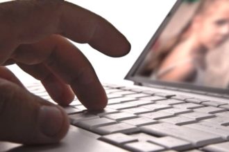 Συνελήφθη 52χρονος εργαζόμενος σε πολυεθνική για πορνογραφία ανηλίκων μέσω διαδικτύου
