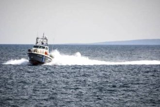 51 μετανάστες, μεταξύ αυτών 23 παιδιά, εντοπίστηκαν στη νήσο Καλόλιμνο – 14 αποβιβάστηκαν στη Χίο