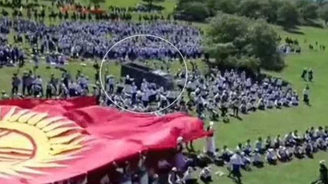 Τροχαίο-σοκ στο Κιργιστάν: Παγωτατζής ξέχασε να τραβήξει χειρόφρενο και παρέσυρε 29 μαθητές (Βίντεο)